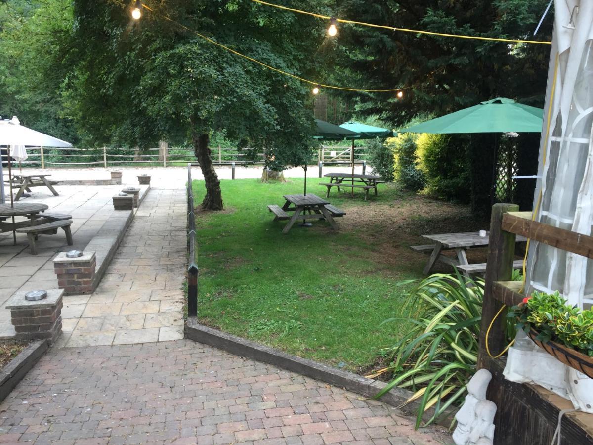 Bell Tent Glamping At Marwell Resort 温切斯特 外观 照片