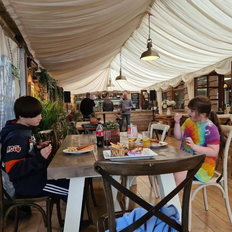 Bell Tent Glamping At Marwell Resort 温切斯特 外观 照片